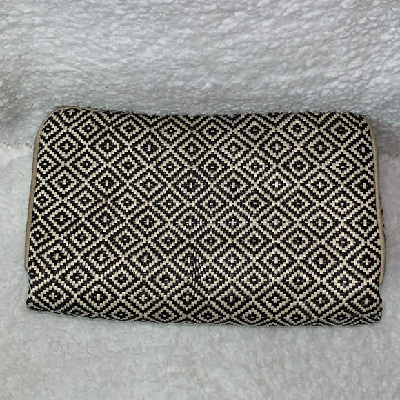 EUC- Jeffrey Campbell Fold Over Woven Clutch! - Picture 5 of 10